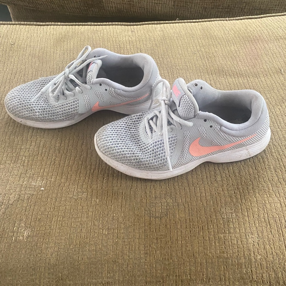 To small used in good condition Nikes woman shoes good for baby walking size 7